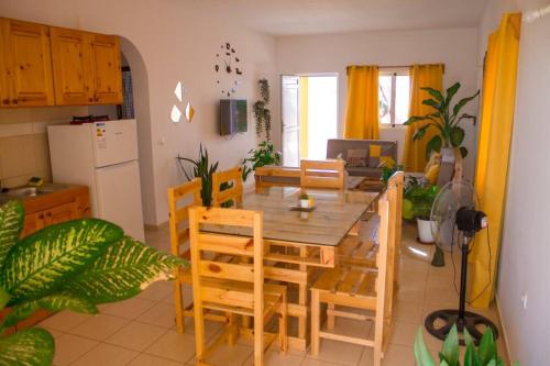 Calheta Do MaioCosy & Relax Yellow House 5mn walk from the beach!的厨房以及带木桌和椅子的用餐室。