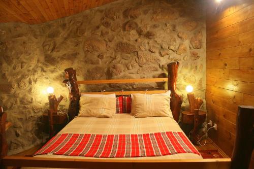 卡尔德拉斯Casa Da Rocha的一间卧室配有一张石墙床
