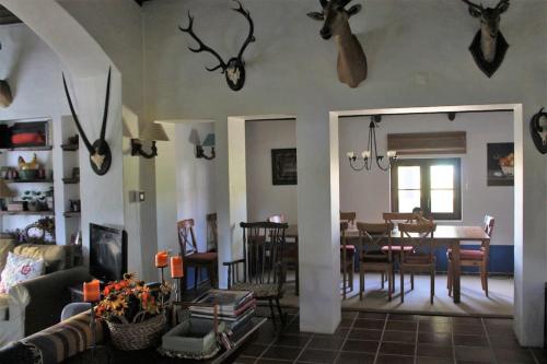 萨尔堡Casa do Pinheiro的一间带桌子的客厅和一间餐厅
