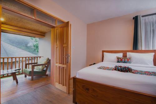 KisoroGorilla Leisure Lodge的一间卧室设有一张床和一个阳台
