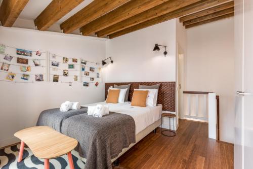 波尔图鲁亚特拉斯公寓的一间卧室设有一张大床和木制天花板