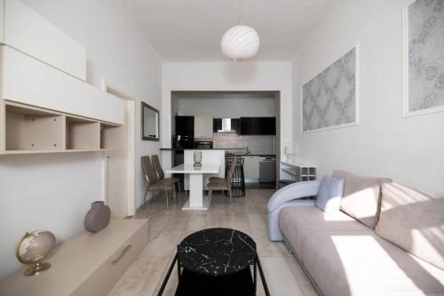 希贝尼克Apartment Val with sea view的白色的客厅配有沙发和桌子