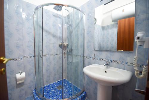 都拉斯Hotel Vivas的带淋浴和盥洗盆的浴室