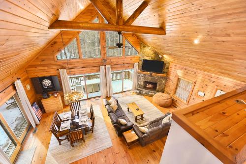 奥克兰Jamesons Cabin! 8 Minutes to Wisp, HotTub, FirePit, Pets, EV Chgr的小屋内客厅的顶部景色