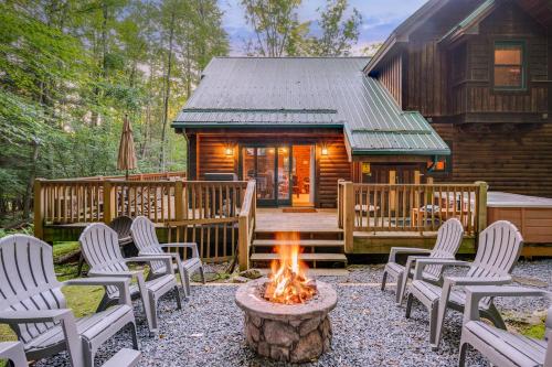 奥克兰Jamesons Cabin! 8 Minutes to Wisp, HotTub, FirePit, Pets, EV Chgr的小木屋前的火坑