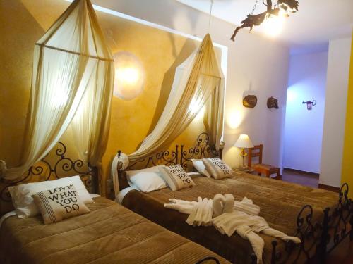 米利纳Athina-Milina的一间卧室配有两张带服装的床。