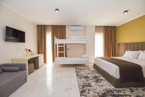 都拉斯Hotel Vivas的酒店客房,配有床和沙发
