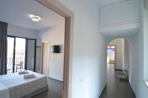 陶尔米纳NEW Casa Corvaja的一间卧室配有一张床和镜子