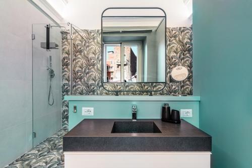 卡塔尼亚Residenze Florio的一间带水槽和镜子的浴室