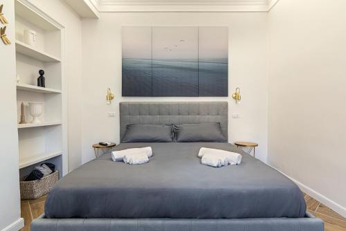 卡塔尼亚Residenze Florio的一间卧室配有一张大床和两个枕头