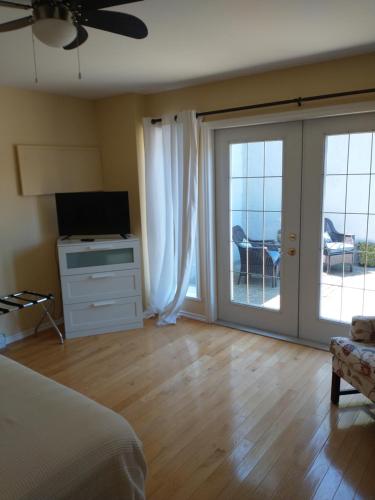 彻梅纳斯By the Bay Lavender Villa的一间卧室设有一张床和一个滑动玻璃门