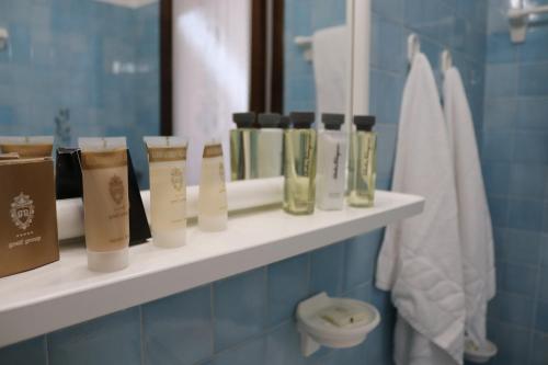 利尼亚诺萨比亚多罗Beach House Riviera的浴室里的架子上有些产品