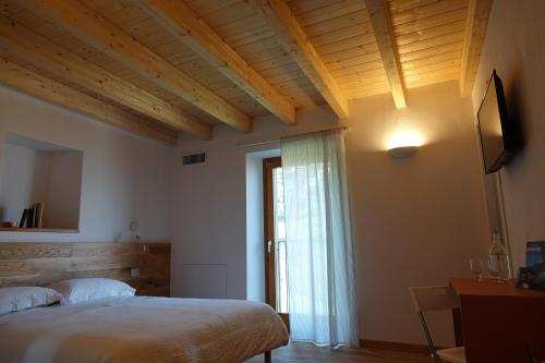 皮亚内洛德拉廖Casale Bella.Vista的一间卧室设有一张大床和一个窗户。