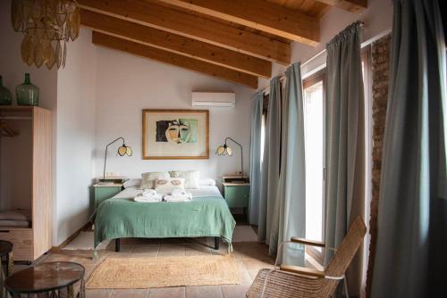 BulbuenteCastillo-Palacio de Bulbuente的一间卧室设有一张绿色的床和一个窗户。