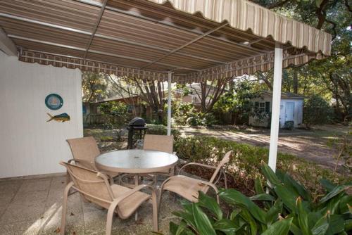 杰基尔岛PELICAN HOUSE home的露台配有桌椅和遮阳伞