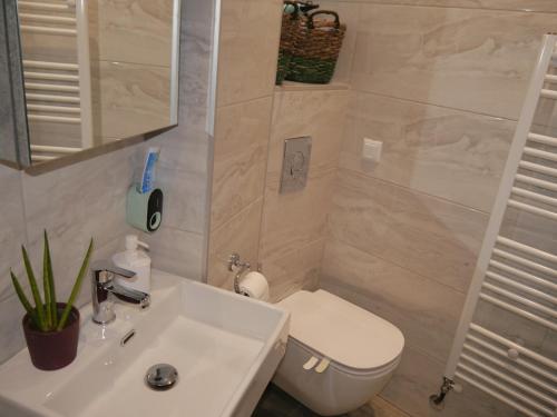 塞萨洛尼基Cozy & Stylish Eastside Apt.的浴室配有白色水槽和卫生间。