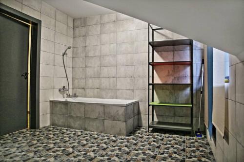 罗兹Galeria Kolorów pokój rodzinny的设有带浴缸和淋浴的浴室。