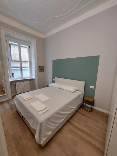 米兰Perfect Place in Porta Venezia的一间白色卧室,房间内设有一张大床