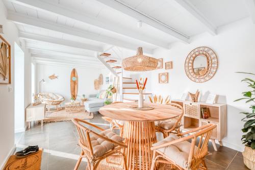 普拉泽里什The Hideaway Madeira的客厅配有木桌和椅子