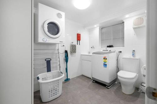 科芬贝Almonta Apartments on the water front的白色的浴室设有卫生间和水槽。
