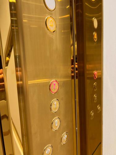 利雅德شقة حديثة حي النرجس تسجيل ذاتي的金属电梯,上面有很多按钮