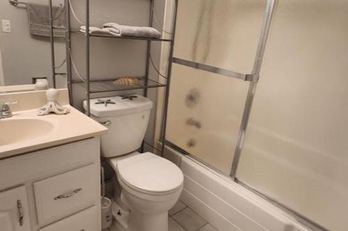 拉斯维加斯Molino的浴室配有卫生间、淋浴和盥洗盆。
