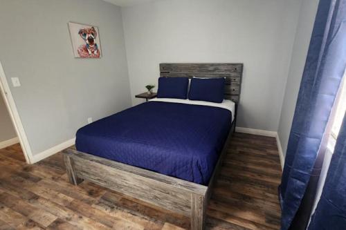 拉斯维加斯Molino的一间卧室配有一张带紫色床单和蓝色枕头的床。