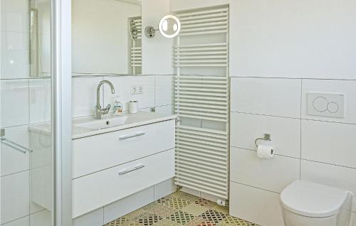 滨海贝亨Nautilus 1的白色的浴室设有水槽和卫生间。