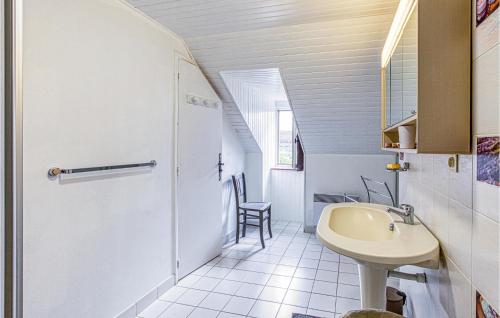 Pierrefiche2 Bedroom Gorgeous Home In Pierrefiche的一间带水槽和卫生间的小浴室