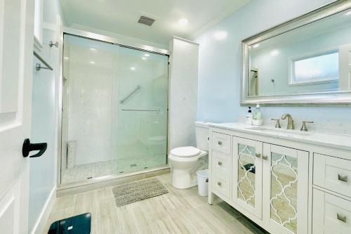 米尔布雷3 bedroom residential home in the lovely town near SFO San Francisco的带淋浴、卫生间和盥洗盆的浴室