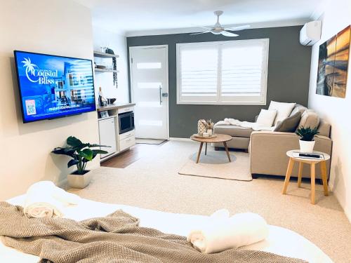 木麻黄Casuarina Beach 2 bedroom retreat的带沙发和电视的客厅