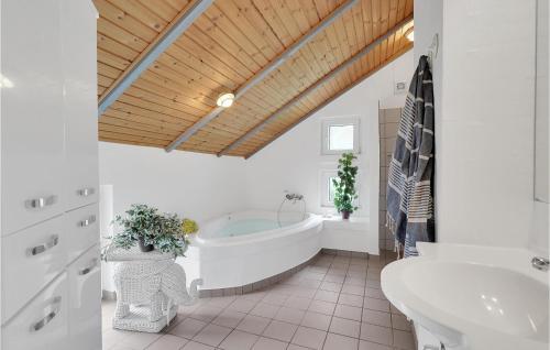 博利尔马克Amazing Home In Rm With Sauna, Wifi And 4 Bedrooms的带浴缸、卫生间和盥洗盆的浴室