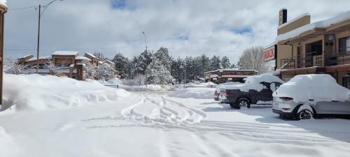 弗拉格斯塔夫CASTLE ROCK的一条雪覆盖的街道,汽车停泊