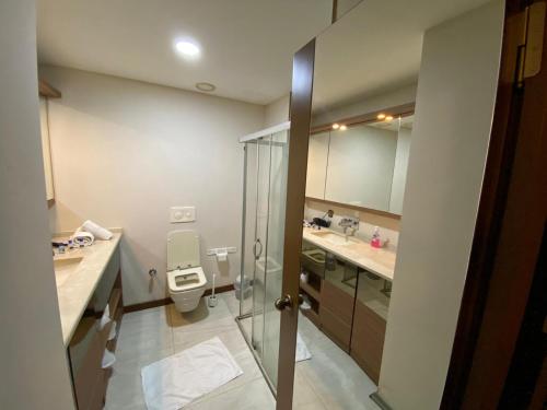伊斯坦布尔ELİT SUİT的浴室配有卫生间、两个盥洗盆和淋浴。