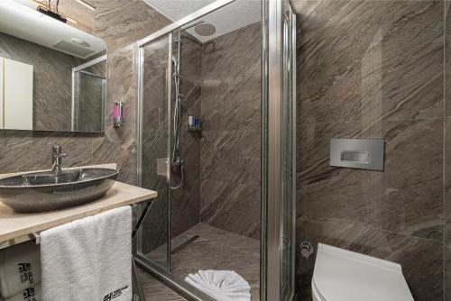 伊斯坦布尔Asilzade Hotel Sirkeci的带淋浴、水槽和卫生间的浴室