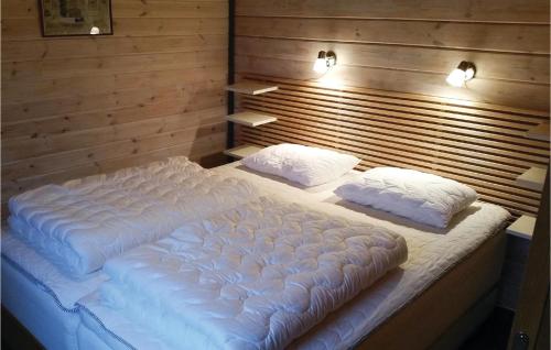 韦特兰达Lovely Home In Vetlanda With House Sea View的一张带两个枕头的大白色床