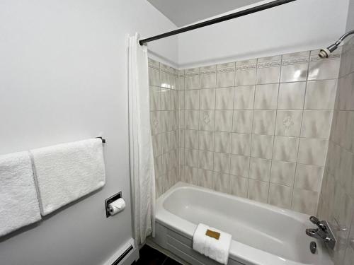 乔治王子城Anavada Inn & Suites - Prince George的白色的浴室设有浴缸和淋浴。