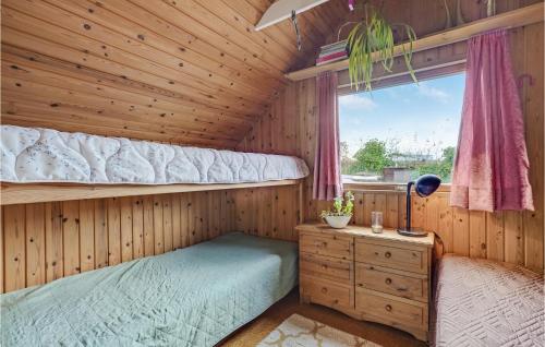 埃斯比约Amazing Home In Esbjerg V With House Sea View的小木屋内一间卧室配有一张双层床