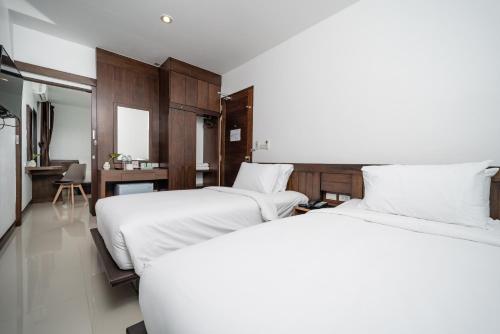班奥南矛Circle Inn Ao Nam Mao的酒店客房带两张床和厨房