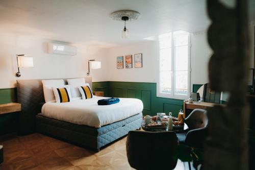 波尔多La Belle Endormie B&B French Guest house的一间卧室配有一张床和一张桌子