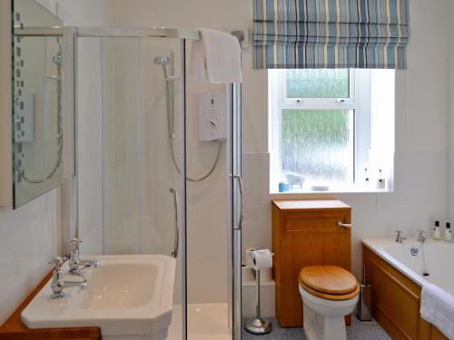 StokeinteignheadLavender的带淋浴、卫生间和盥洗盆的浴室