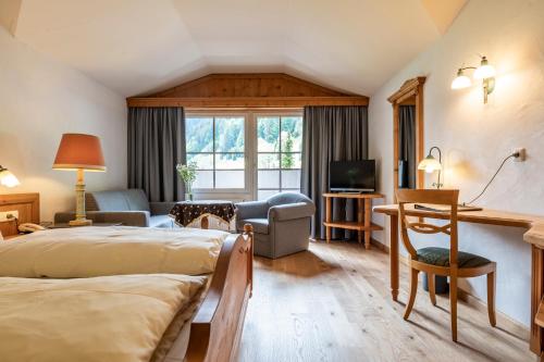 米特尔贝格拉岑霍夫自然酒店的酒店客房带两张床和一个客厅