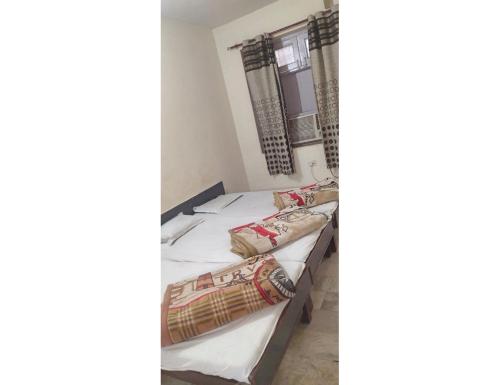 阿格拉Hotel Prem Sagar, Agra Cantt的房间里的一排床