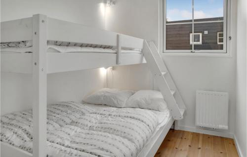 博托比2 Bedroom Beautiful Apartment In Vggerlse的白色的客房设有一张双层床,配有窗户