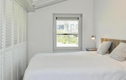 滨海贝亨Vrije Vogels的白色的卧室设有床和窗户
