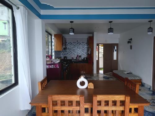 TemiDENZONG HOMESTAY Lhadinkyu的一间带木桌和椅子的用餐室