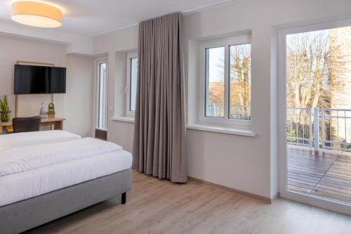 Bruchhausen-VilsenGästehaus Dillertal的一间卧室设有一张床和一个大窗户