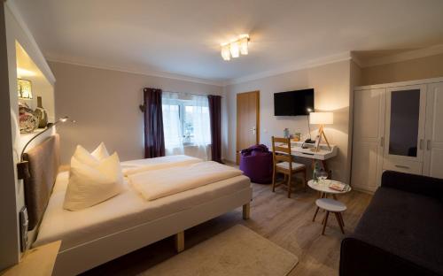 克里沙罗森尚克兰德酒店的配有一张床和一张书桌的酒店客房