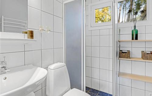 维斯特索马肯Lovely Home In Aakirkeby With Wifi的白色的浴室设有卫生间和水槽。