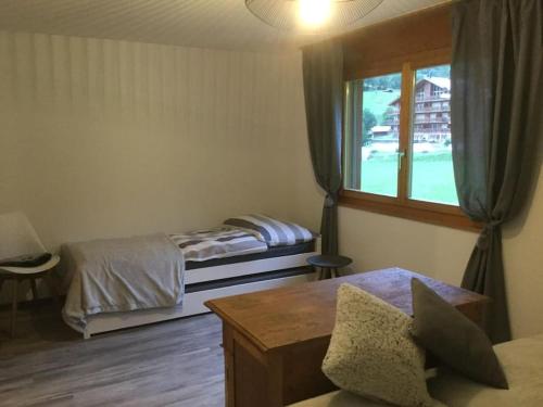 洛伊克巴德Magnifique appartement de montagne的一间卧室设有两张床和窗户。